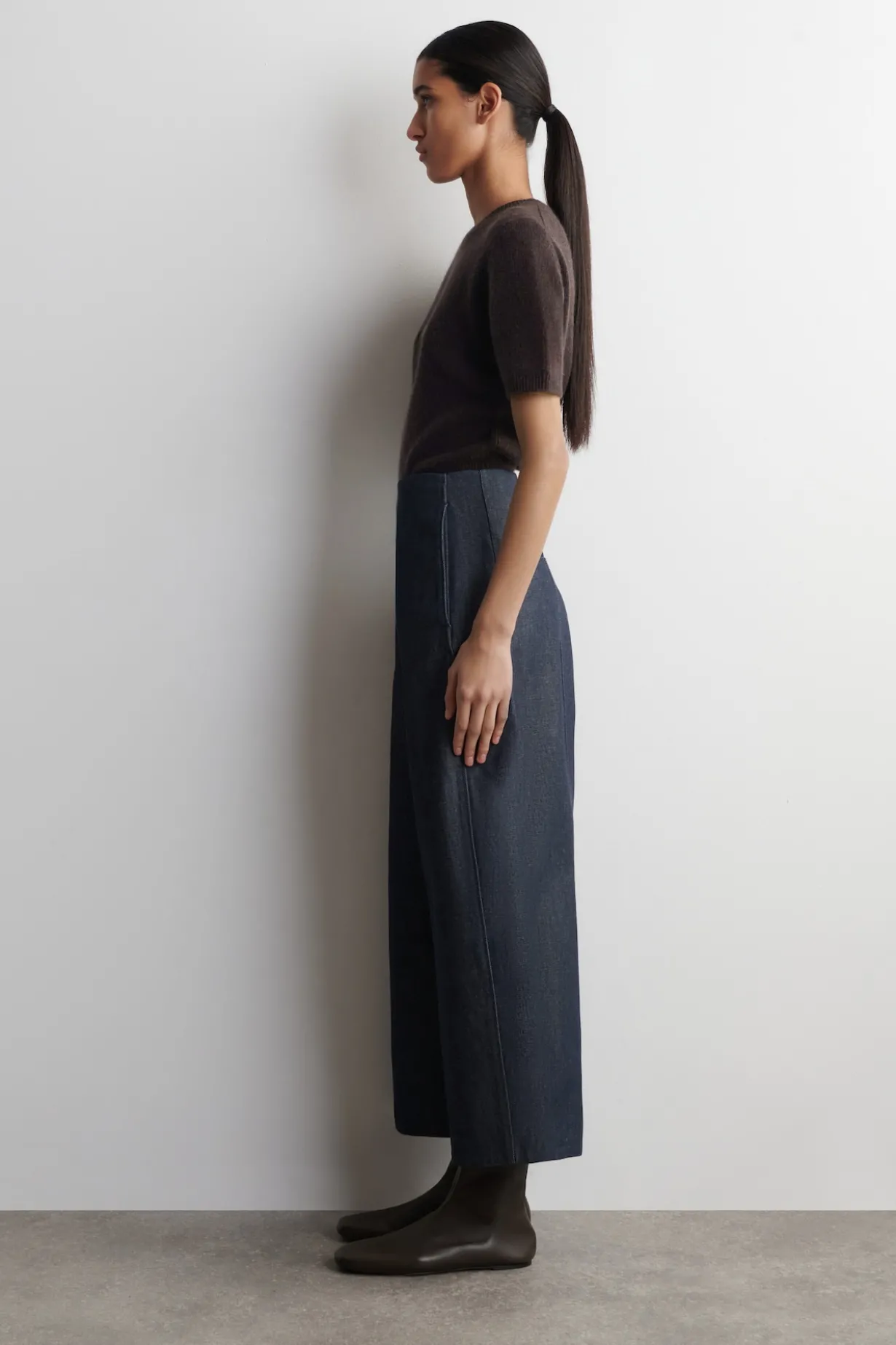 VERKÜRZTE HOSE AUS RAW DENIM MIT BARREL-BEIN
