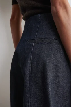 VERKÜRZTE HOSE AUS RAW DENIM MIT BARREL-BEIN
