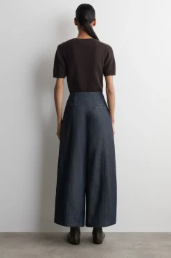 VERKÜRZTE HOSE AUS RAW DENIM MIT BARREL-BEIN