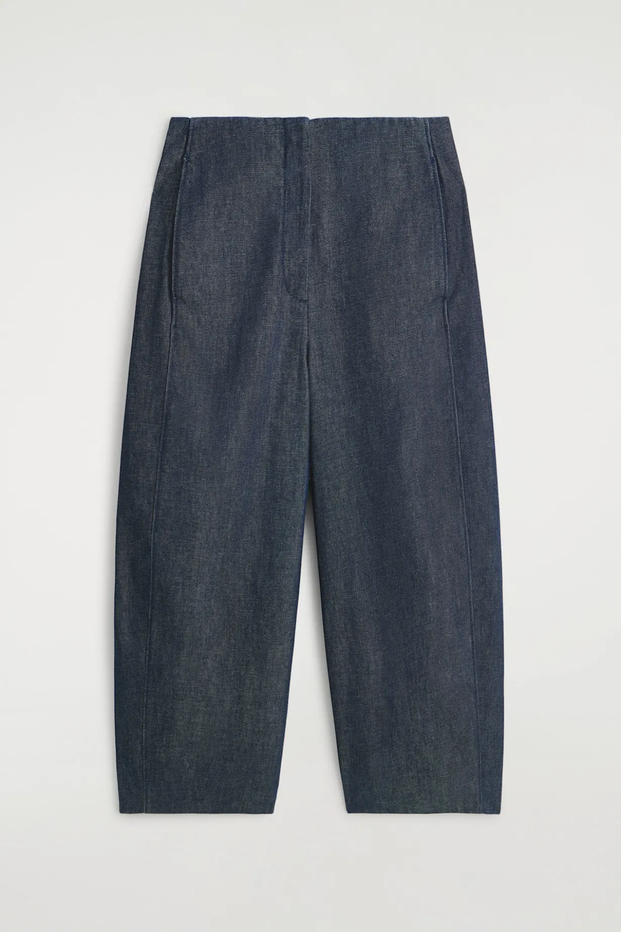VERKÜRZTE HOSE AUS RAW DENIM MIT BARREL-BEIN