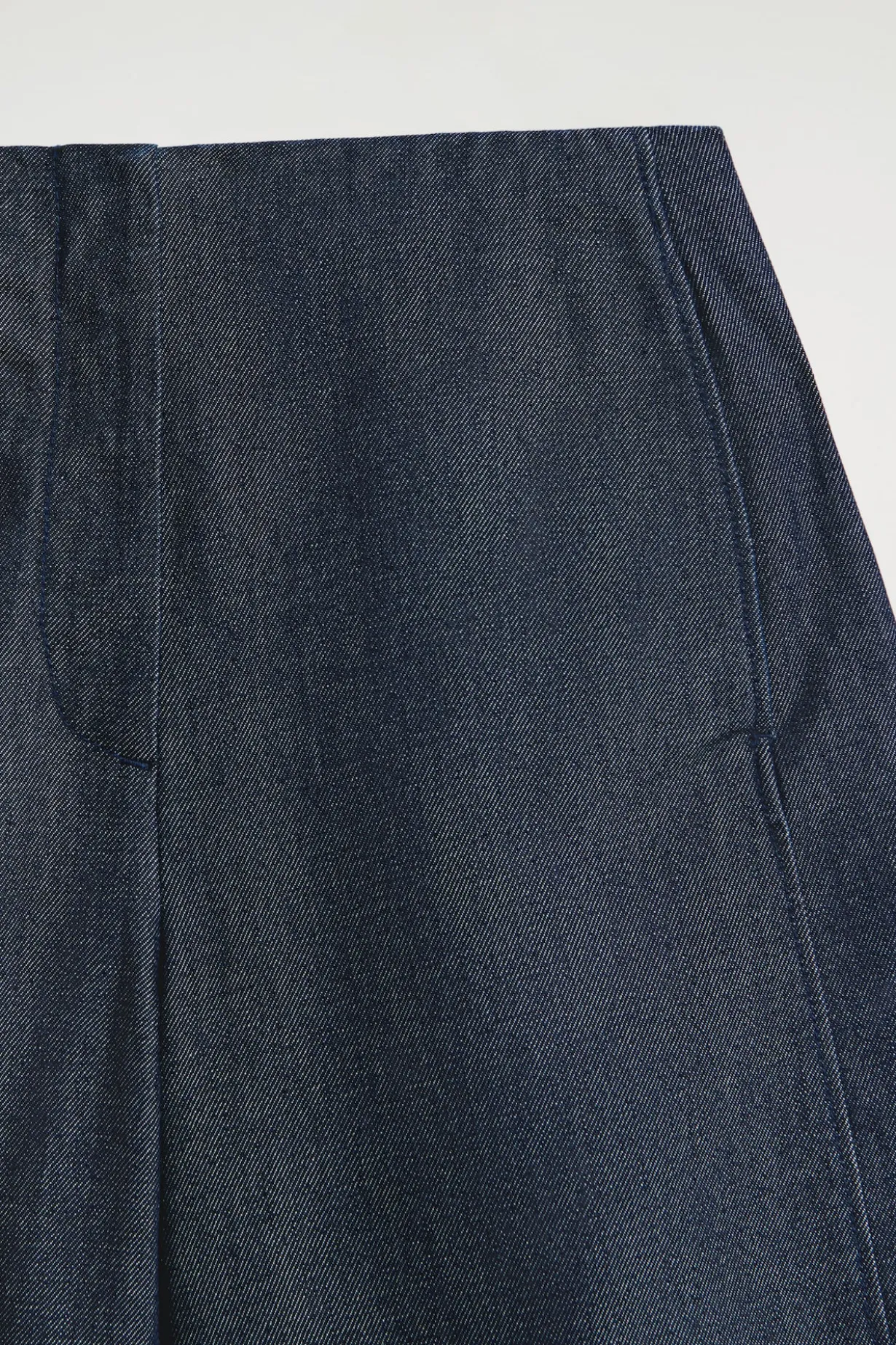 VERKÜRZTE HOSE AUS RAW DENIM MIT BARREL-BEIN