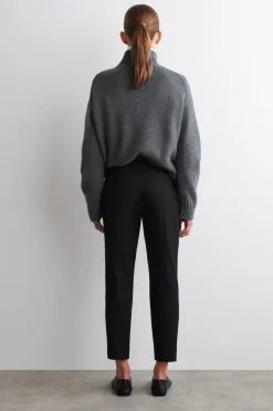 VERKÜRZTE HOSE MIT SCHMALEM BEIN