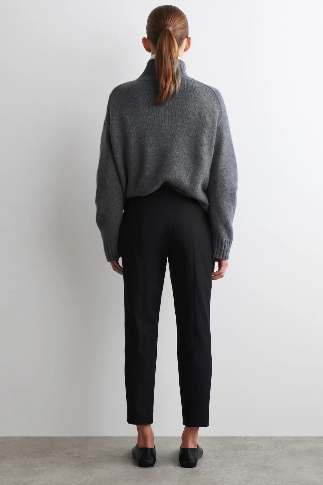 VERKÜRZTE HOSE MIT SCHMALEM BEIN