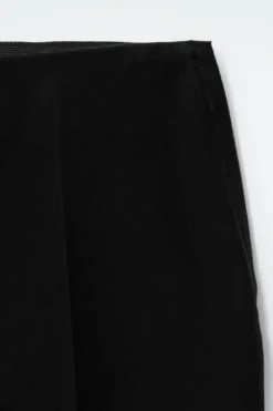 VERKÜRZTE HOSE MIT SCHMALEM BEIN