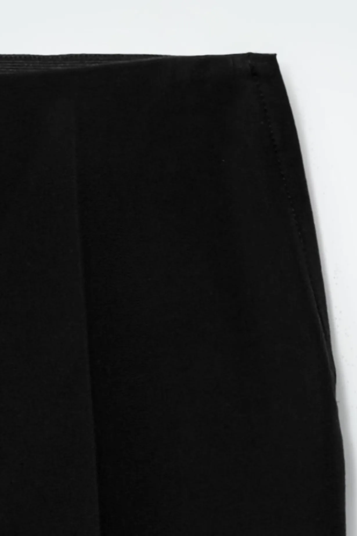 VERKÜRZTE HOSE MIT SCHMALEM BEIN