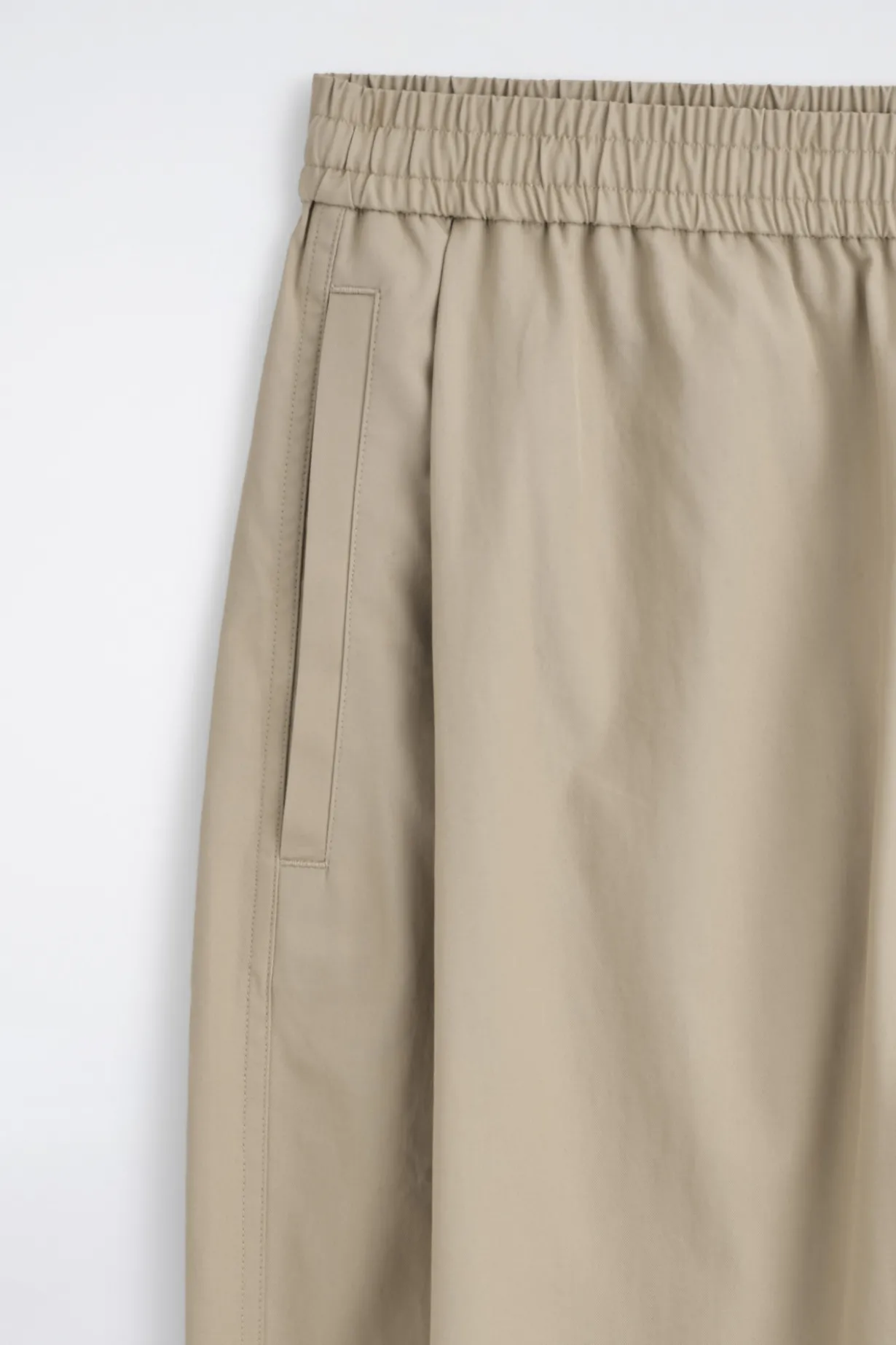 VERKÜRZTE HOSE MIT WEITEM BEIN