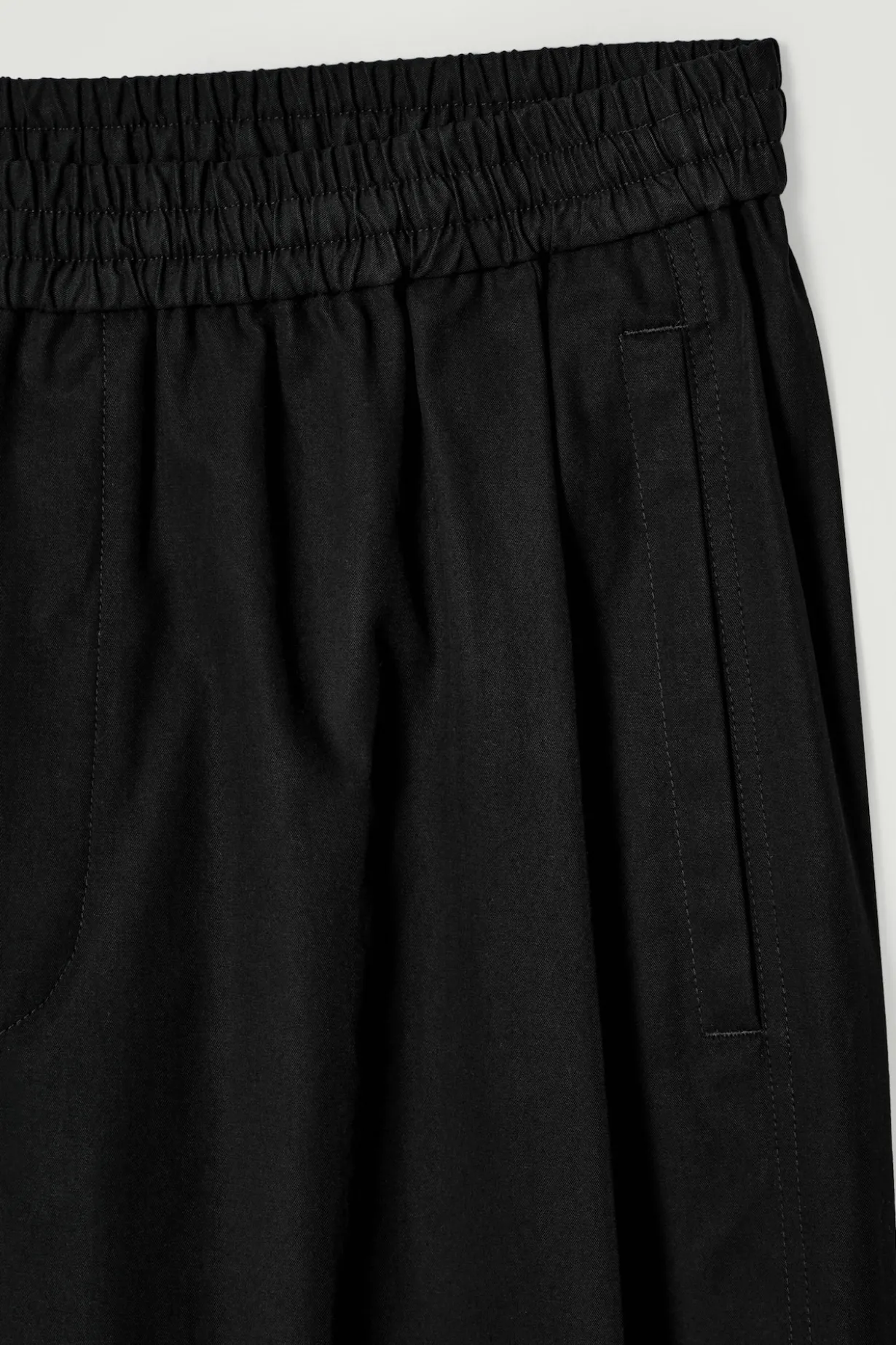 VERKÜRZTE HOSE MIT WEITEM BEIN