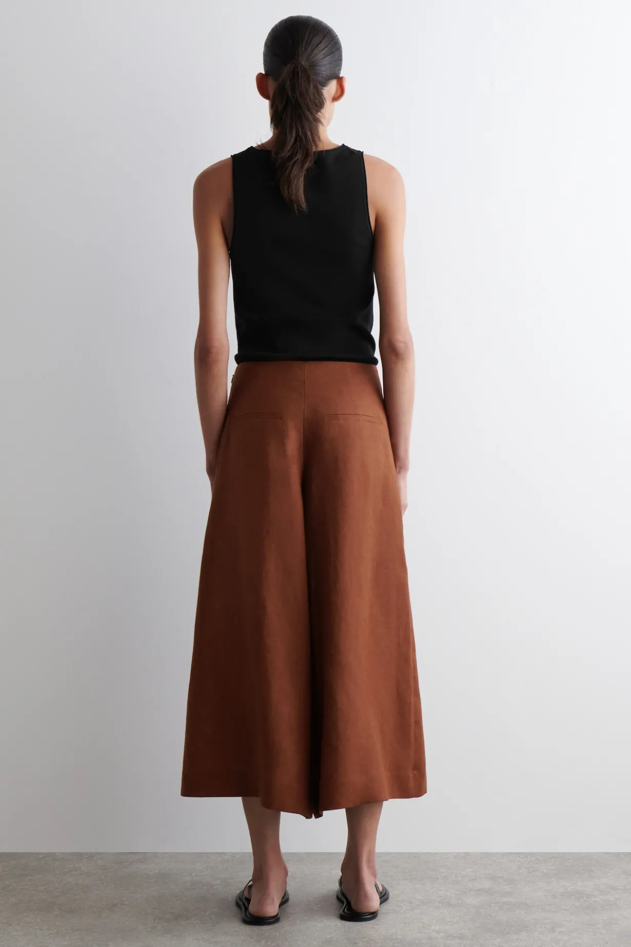 VERKÜRZTE LEINENHOSE MIT WEITEM BEIN