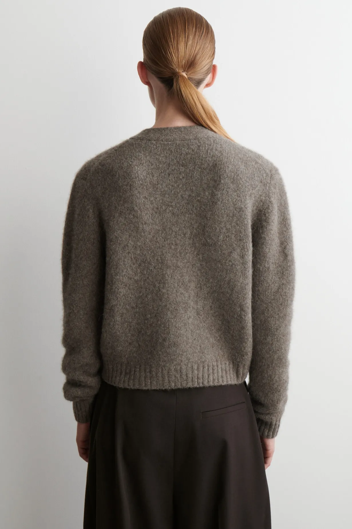 VERKÜRZTE STRICKJACKE AUS ALPAKA-MIX