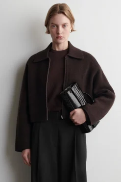 VERKÜRZTE STRICKJACKE AUS MERINOWOLLE