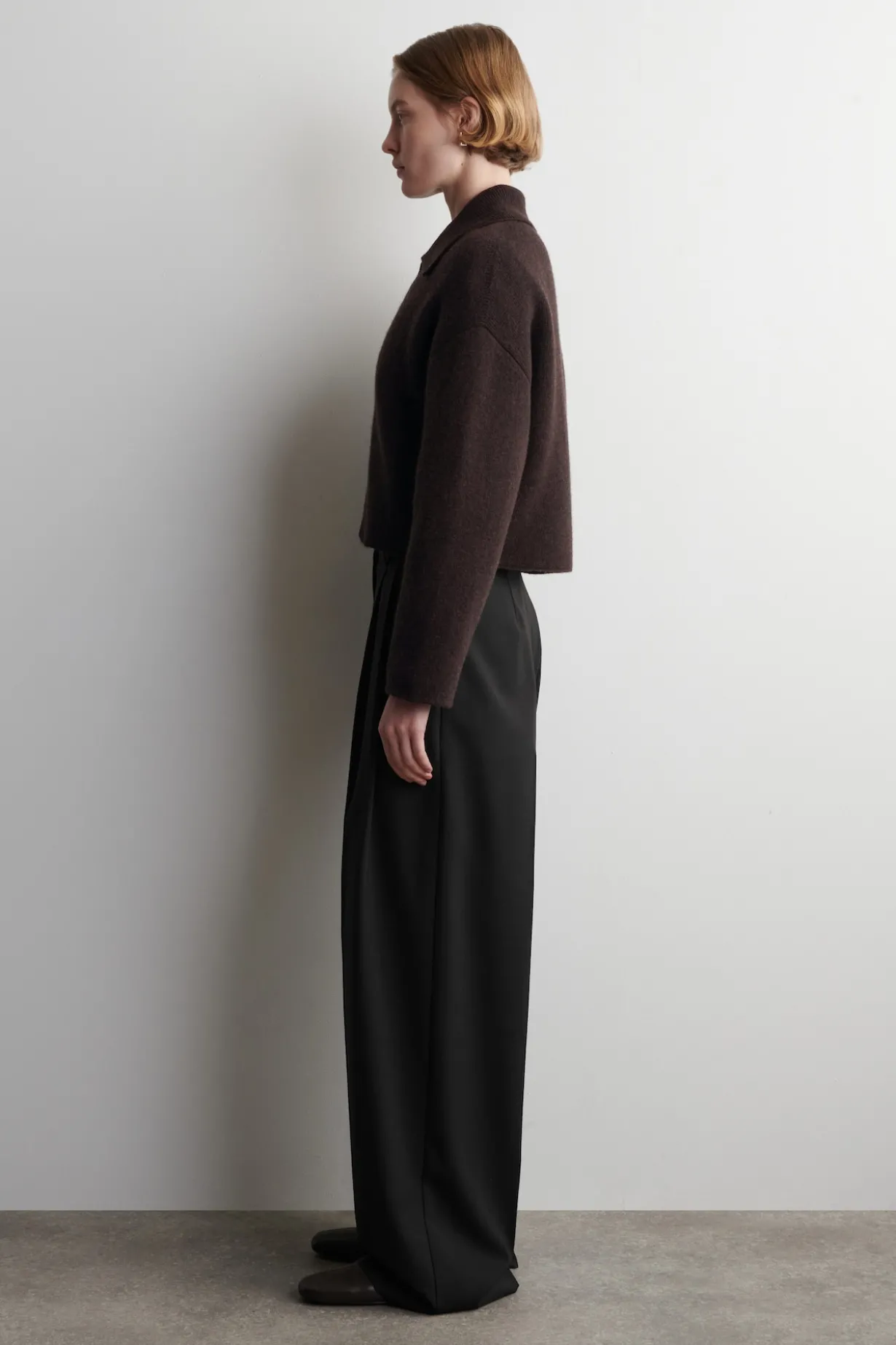 VERKÜRZTE STRICKJACKE AUS MERINOWOLLE