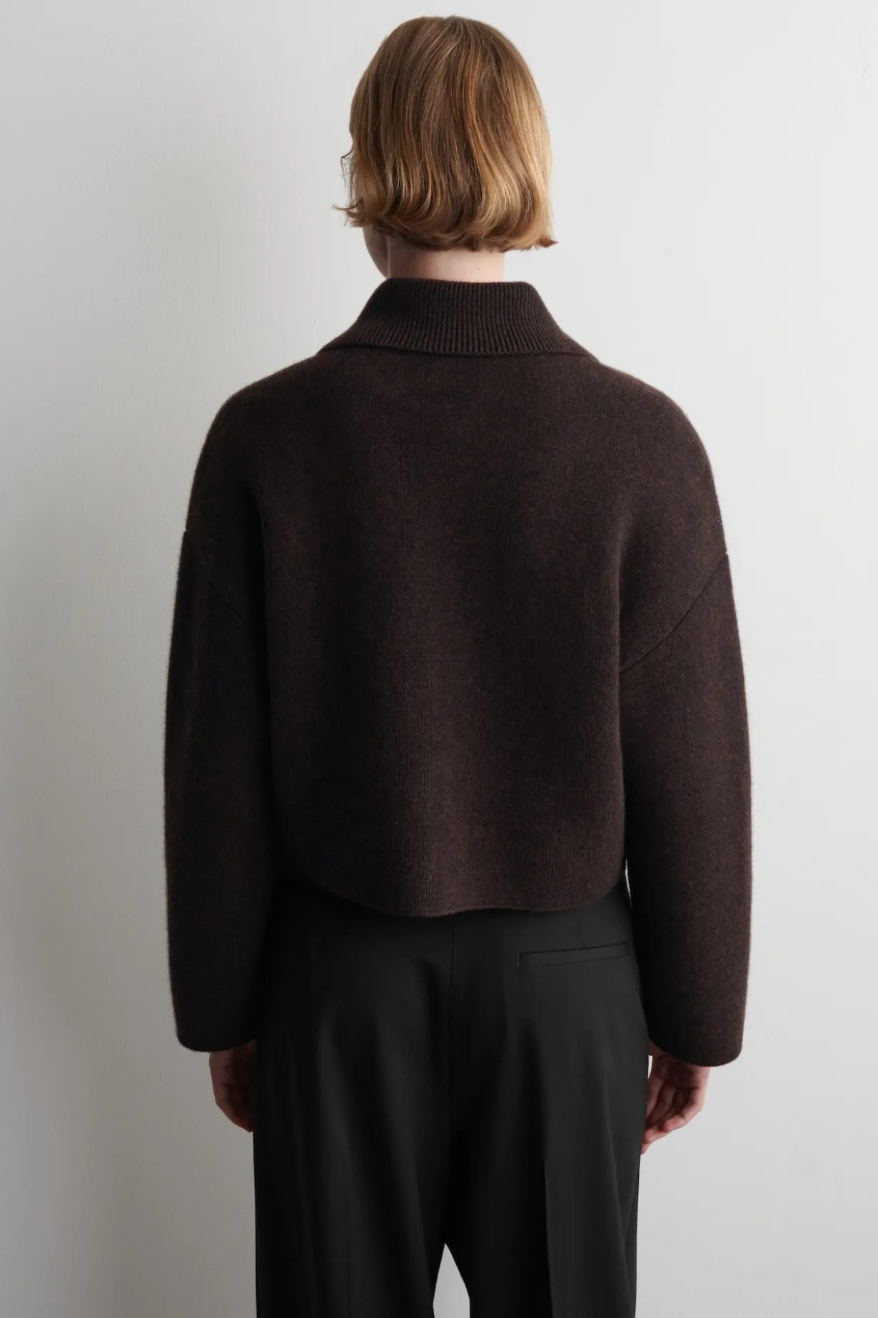 VERKÜRZTE STRICKJACKE AUS MERINOWOLLE