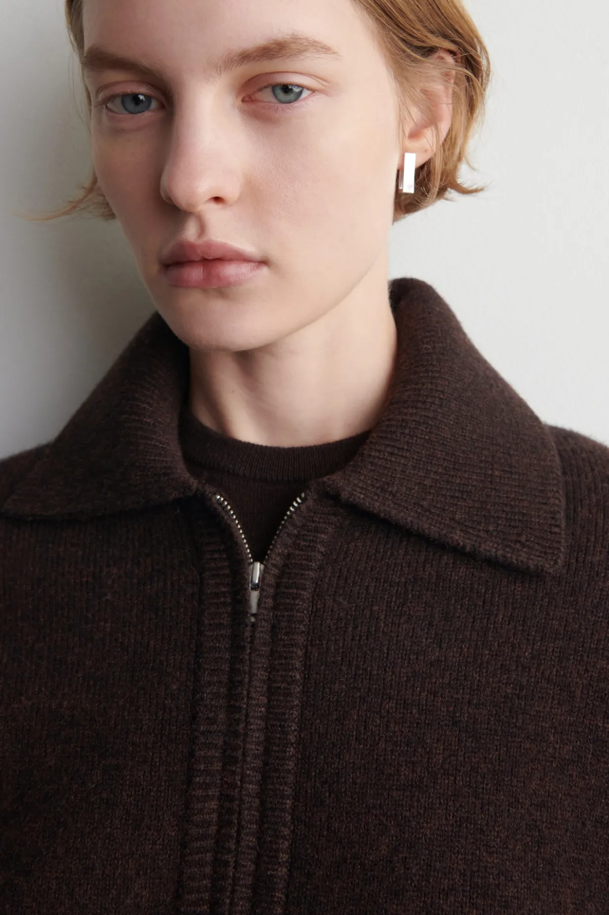 VERKÜRZTE STRICKJACKE AUS MERINOWOLLE