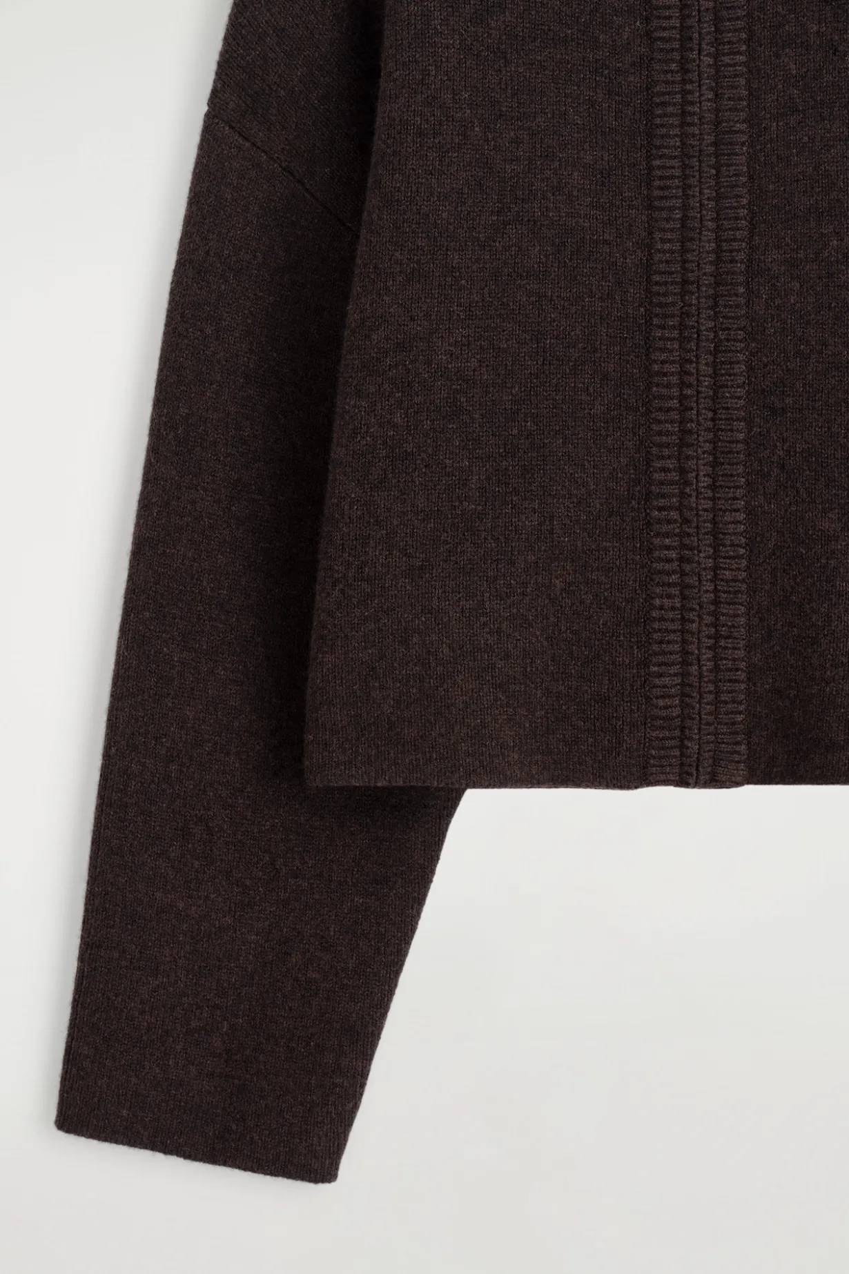VERKÜRZTE STRICKJACKE AUS MERINOWOLLE