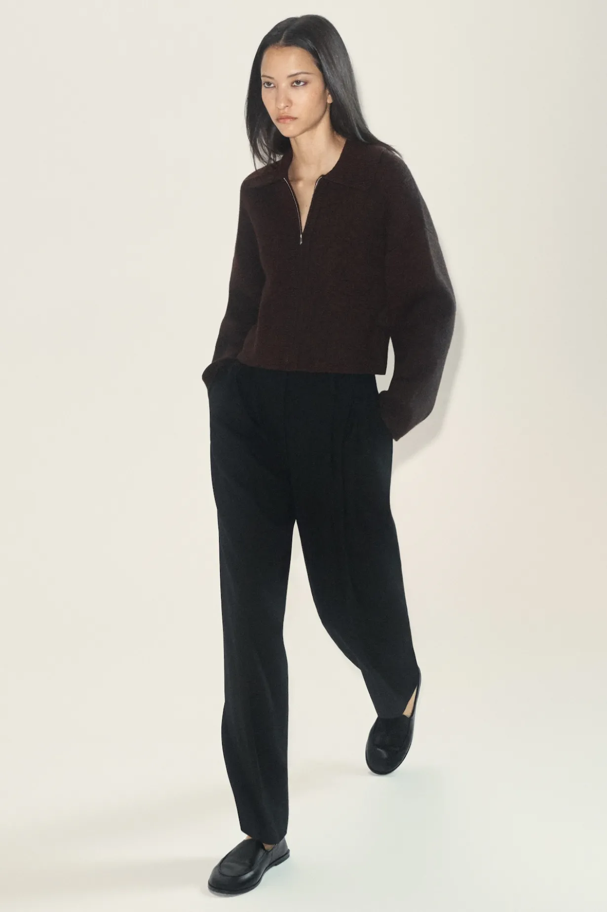 VERKÜRZTE STRICKJACKE AUS MERINOWOLLE