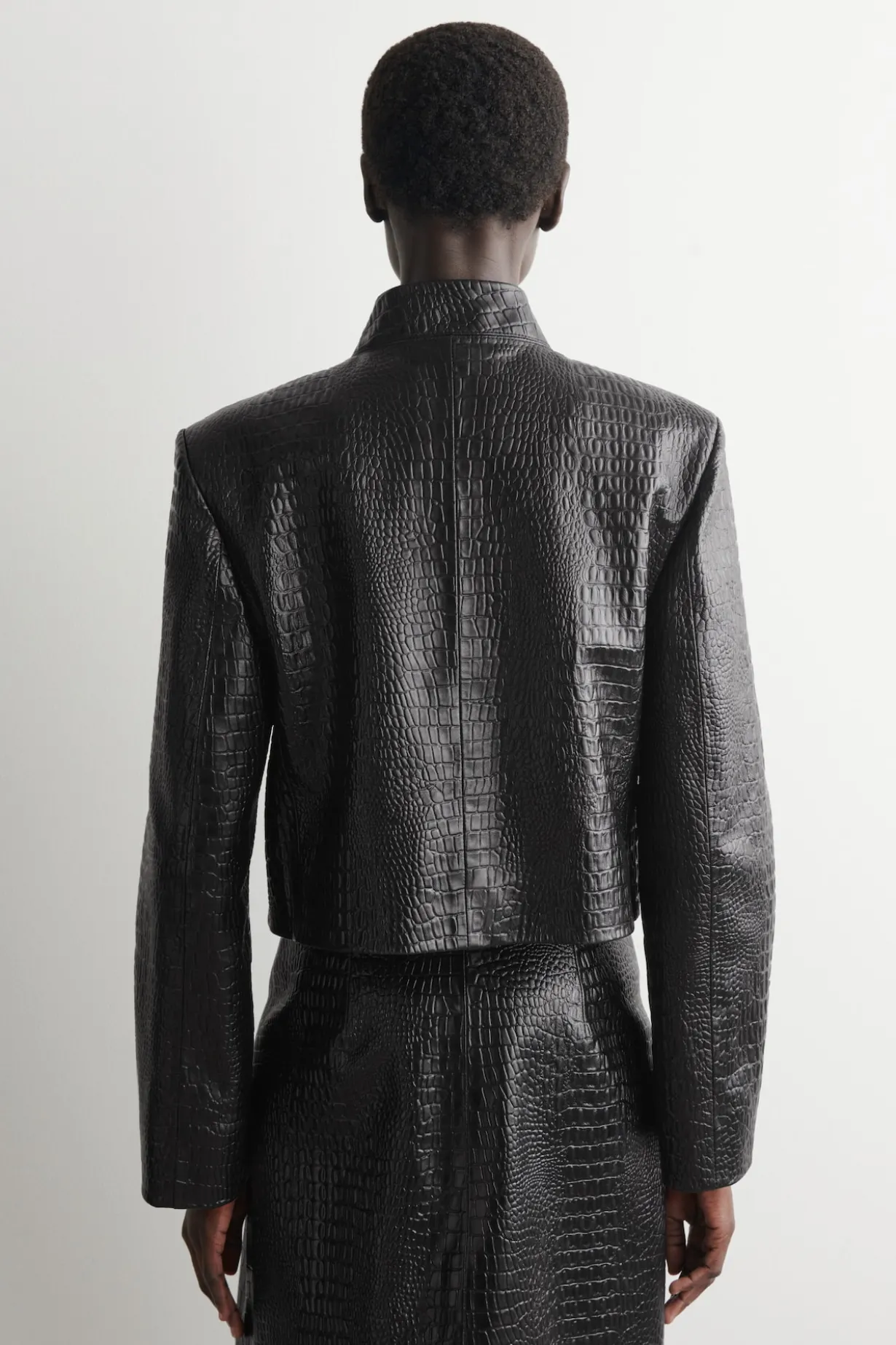 VERKÜRZTER BLAZER AUS LEDER IN KROKODILOPTIK