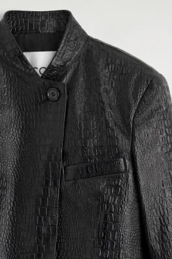 VERKÜRZTER BLAZER AUS LEDER IN KROKODILOPTIK