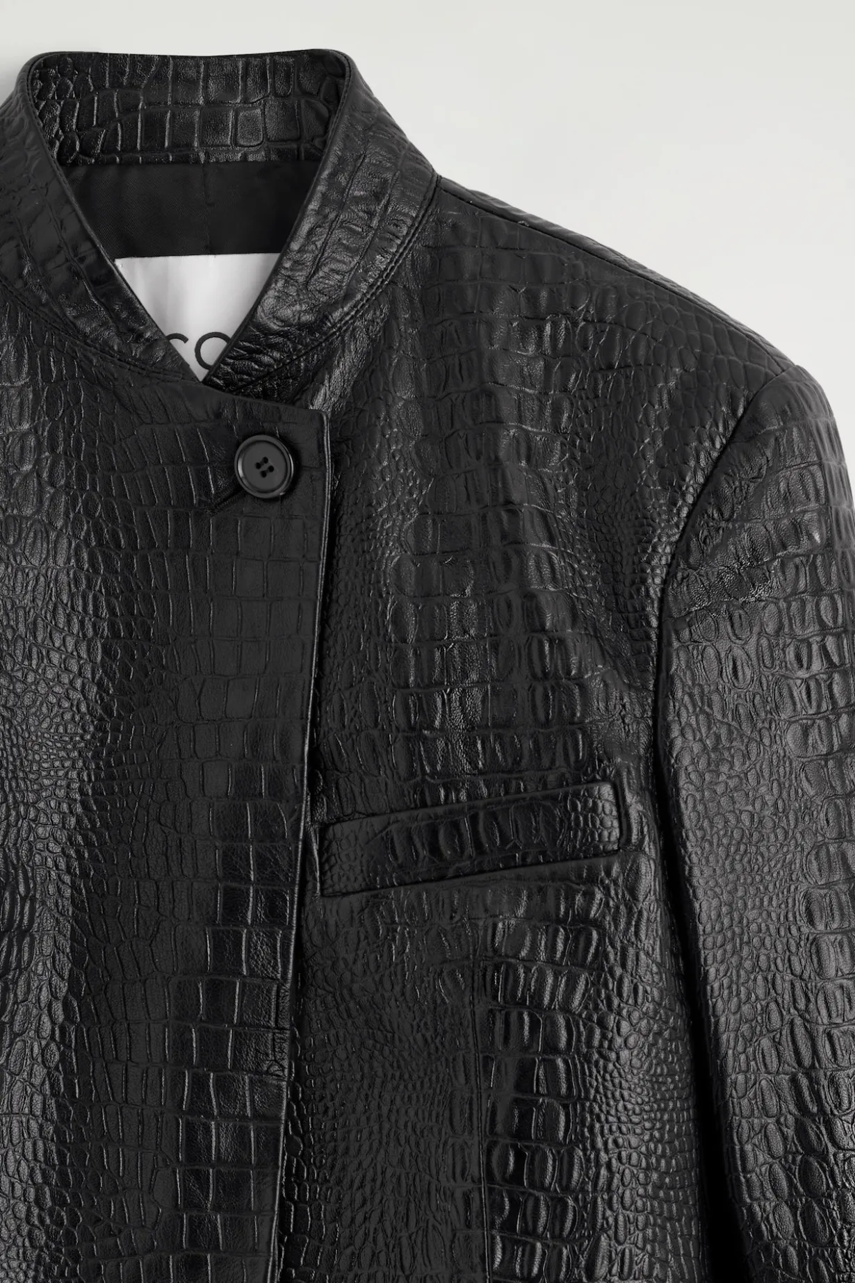 VERKÜRZTER BLAZER AUS LEDER IN KROKODILOPTIK