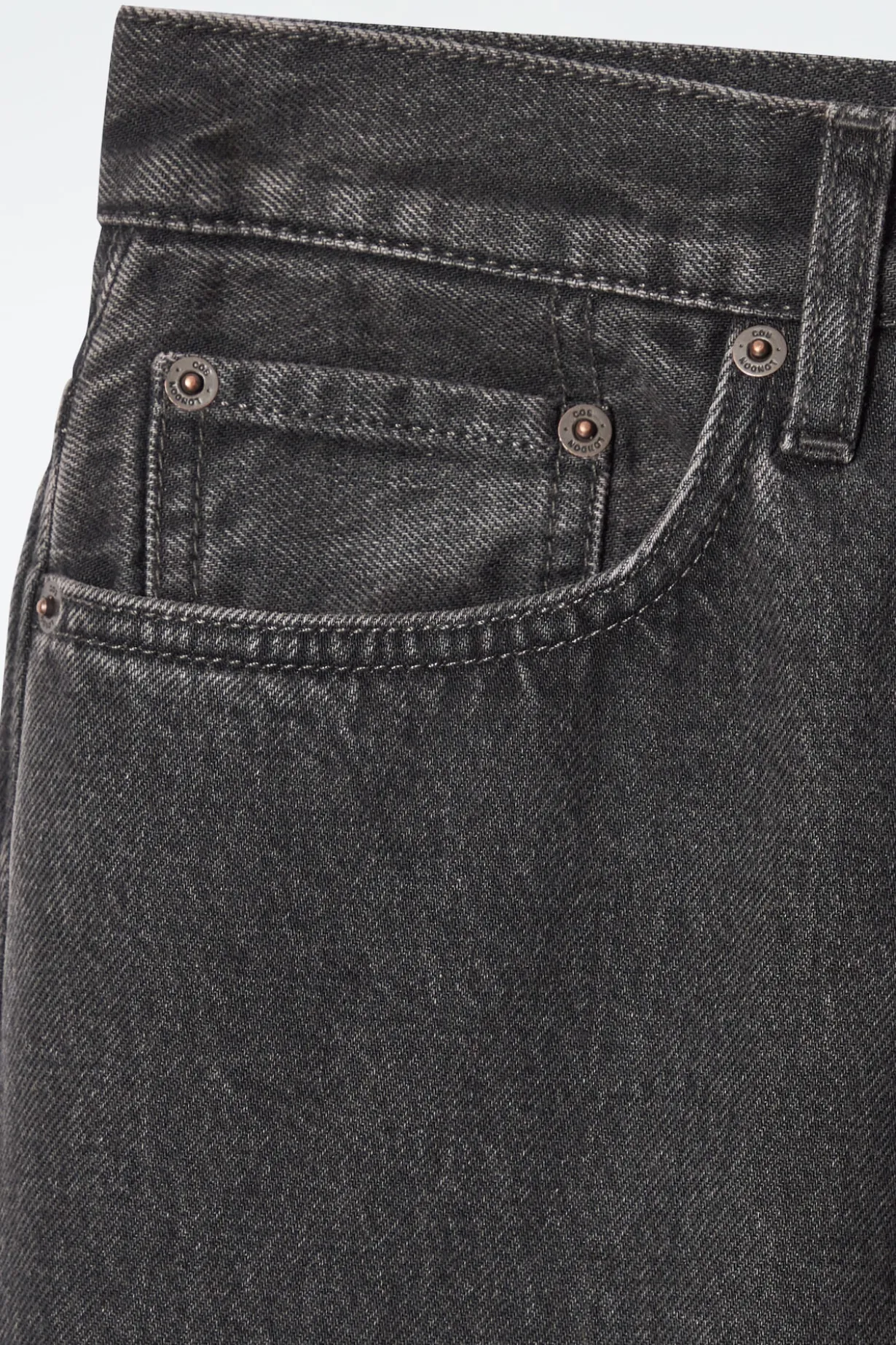 VOLUME JEANS MIT WEITEM BEIN