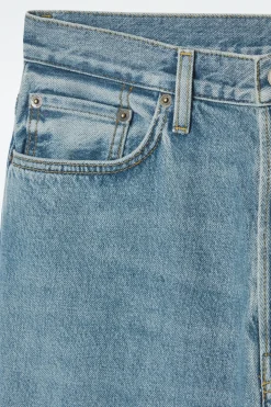 VOLUME JEANS MIT WEITEM BEIN