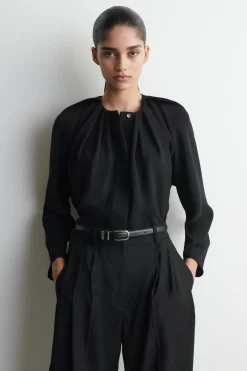 VOLUMINÖSE BLUSE MIT FALTEN