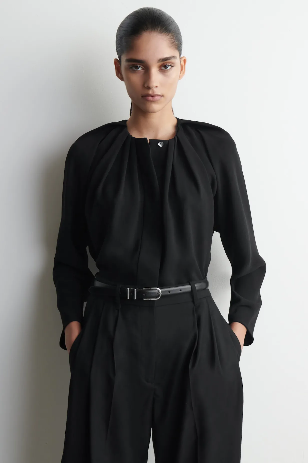 VOLUMINÖSE BLUSE MIT FALTEN