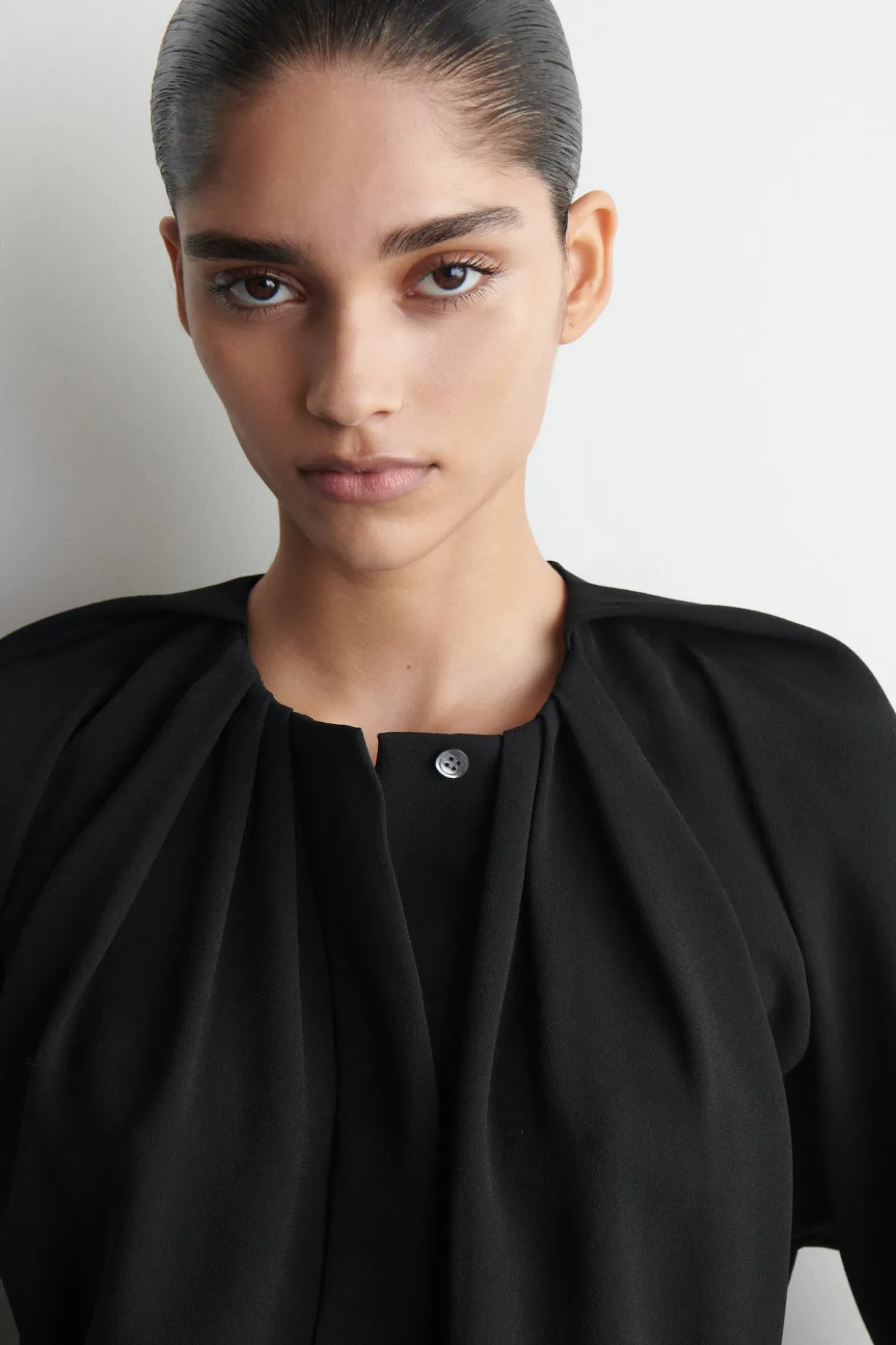 VOLUMINÖSE BLUSE MIT FALTEN