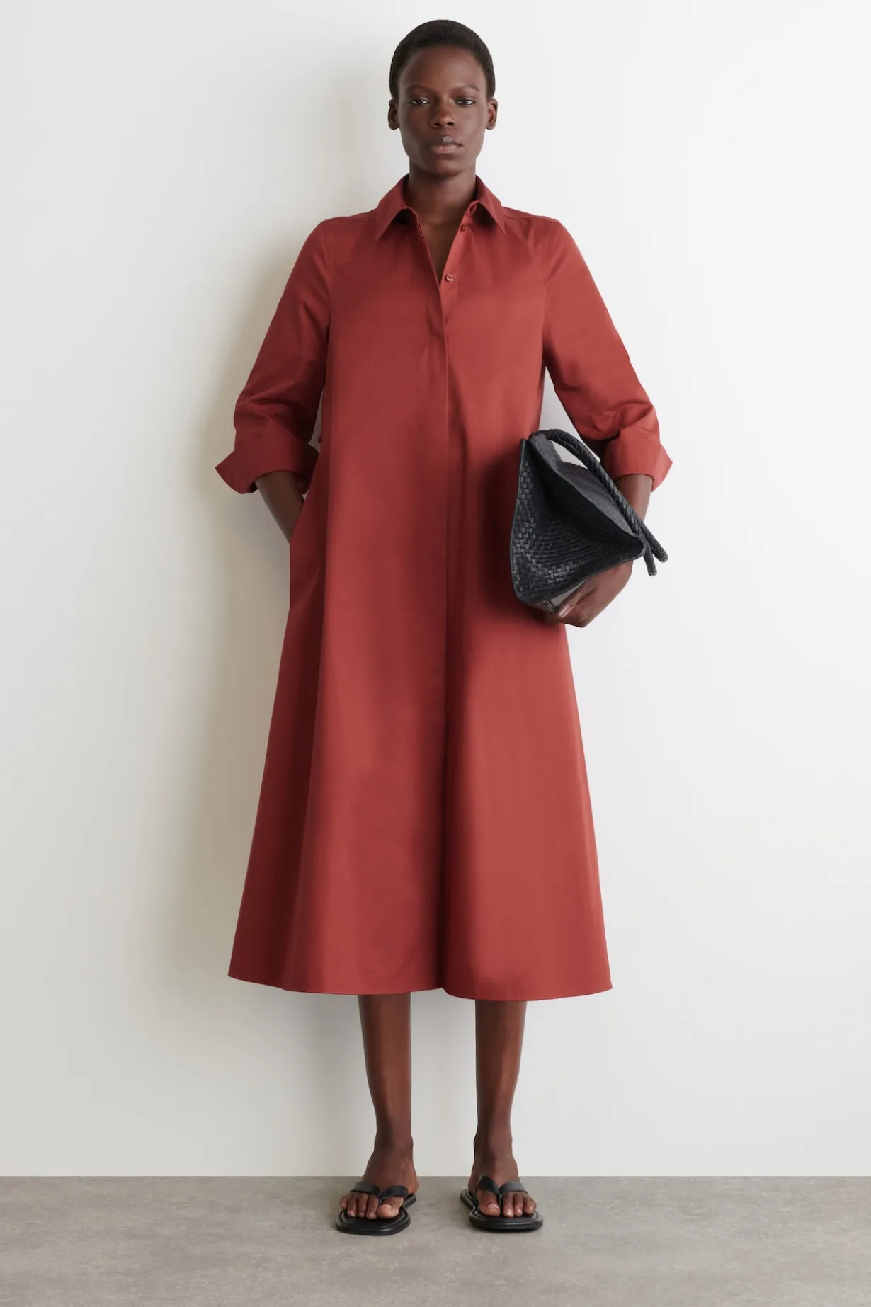 VOLUMINÖSES HEMDKLEID IN MAXILÄNGE