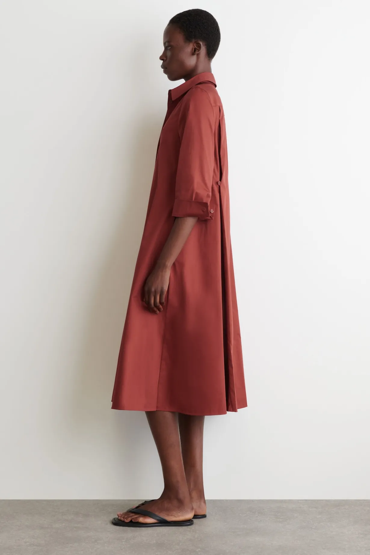 VOLUMINÖSES HEMDKLEID IN MAXILÄNGE