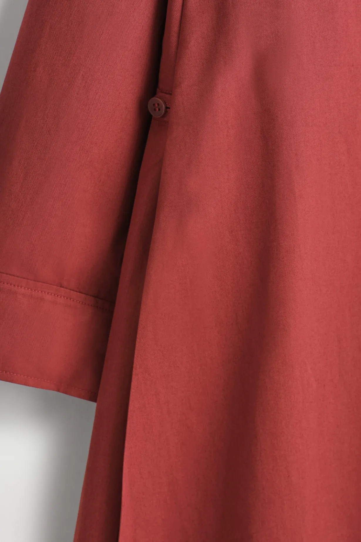 VOLUMINÖSES HEMDKLEID IN MAXILÄNGE
