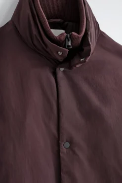 WATTIERTE DAUNENJACKE MIT TRICHTERKRAGEN
