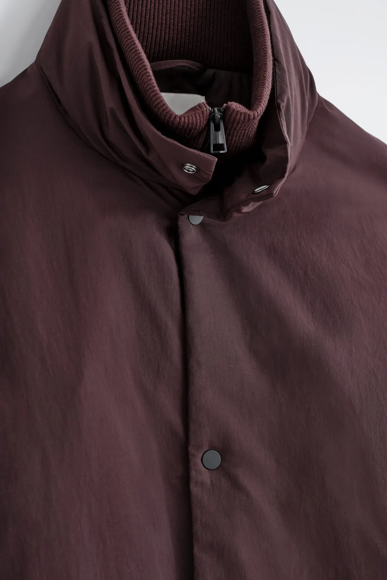WATTIERTE DAUNENJACKE MIT TRICHTERKRAGEN