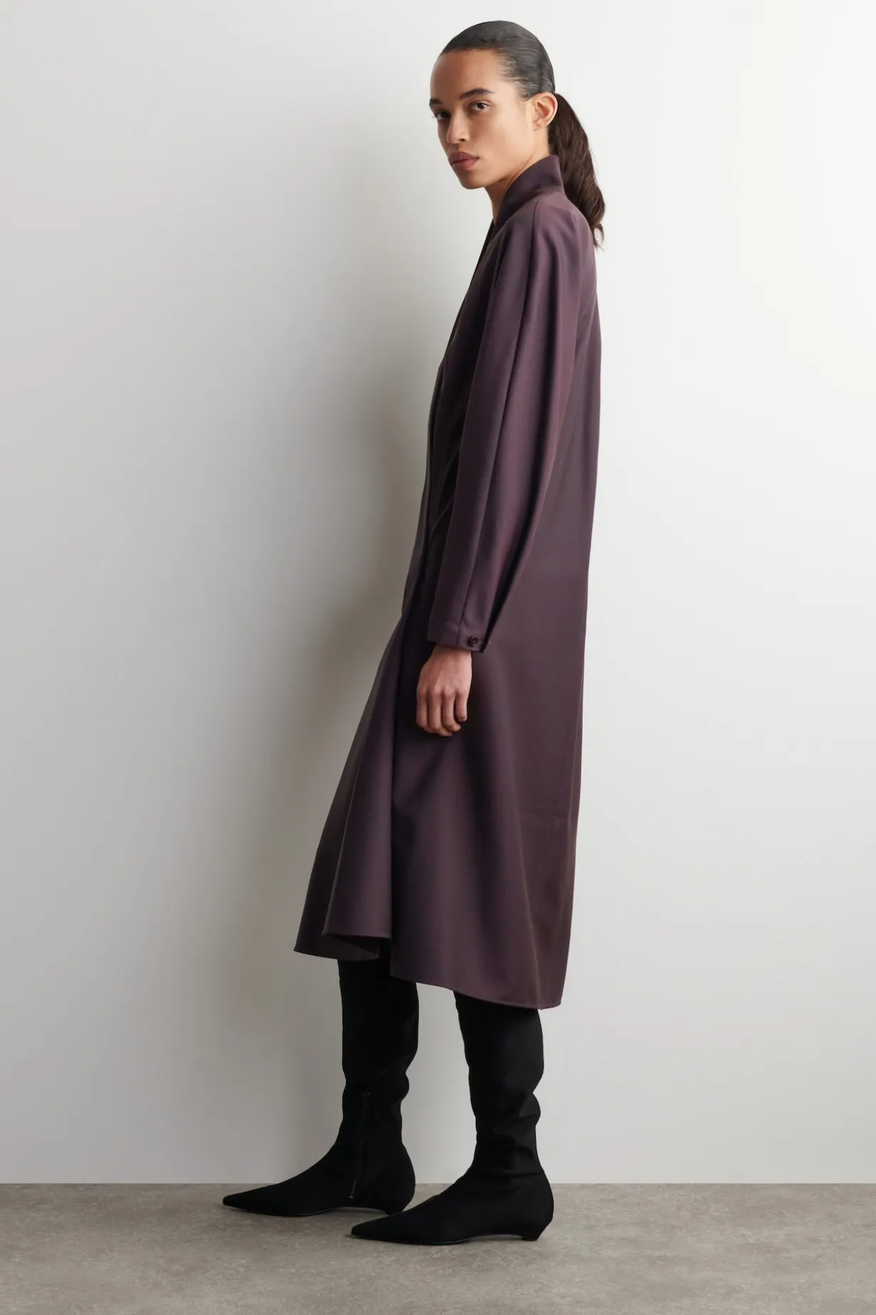 WICKELKLEID AUS WOLLE MIT SCHALKRAGEN