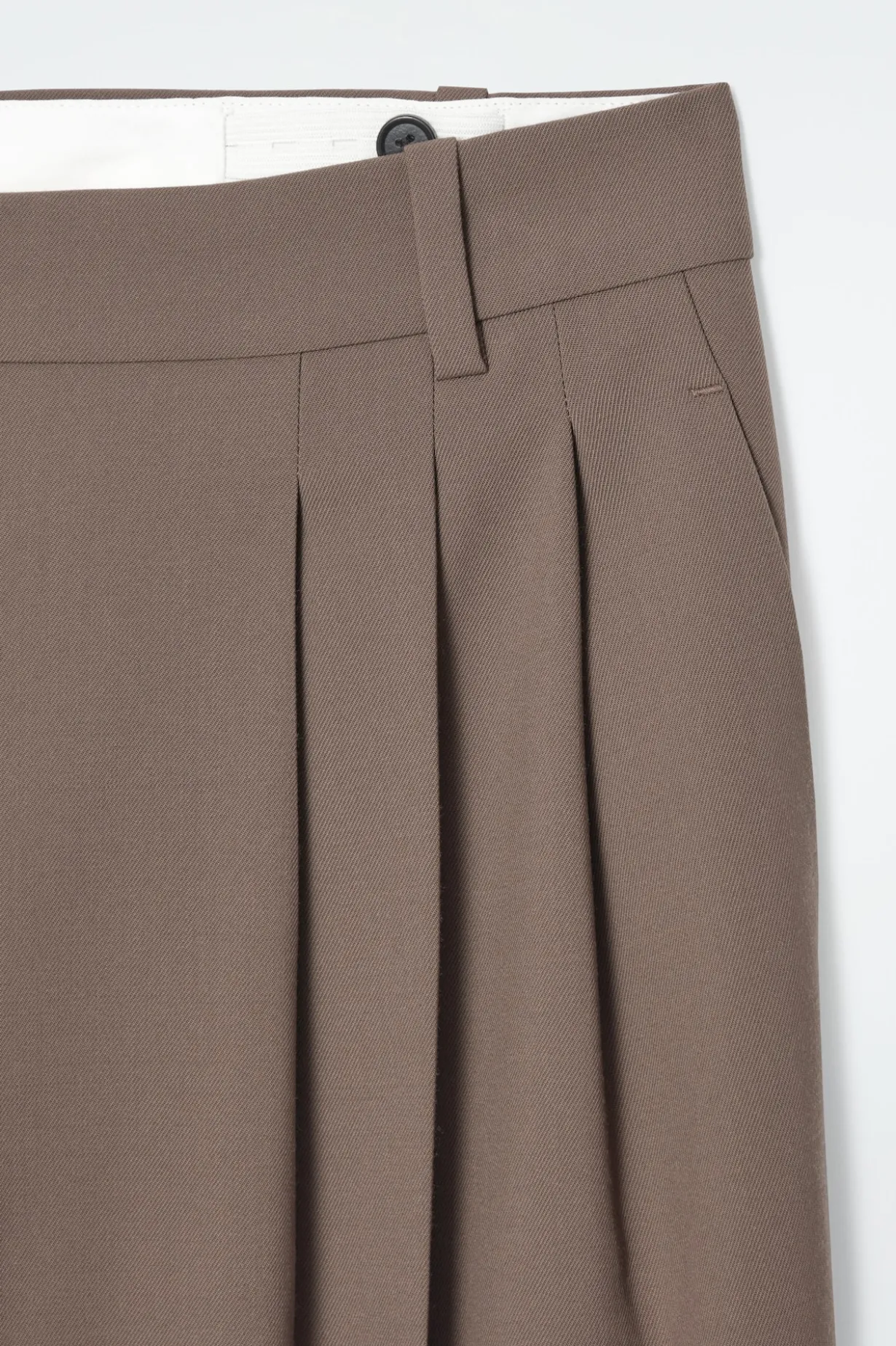 WOLLHOSE MIT BARREL-BEIN UND FALTEN