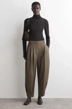 WOLLHOSE MIT BARREL-BEIN UND FALTEN