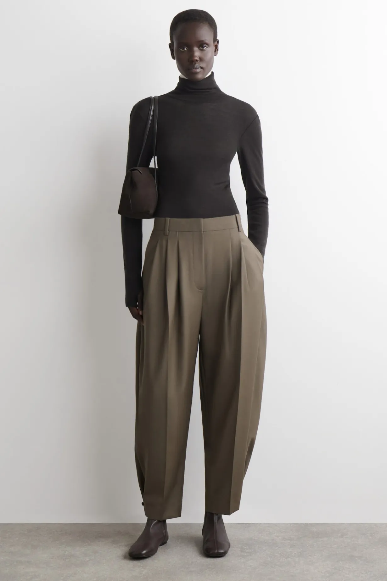 WOLLHOSE MIT BARREL-BEIN UND FALTEN