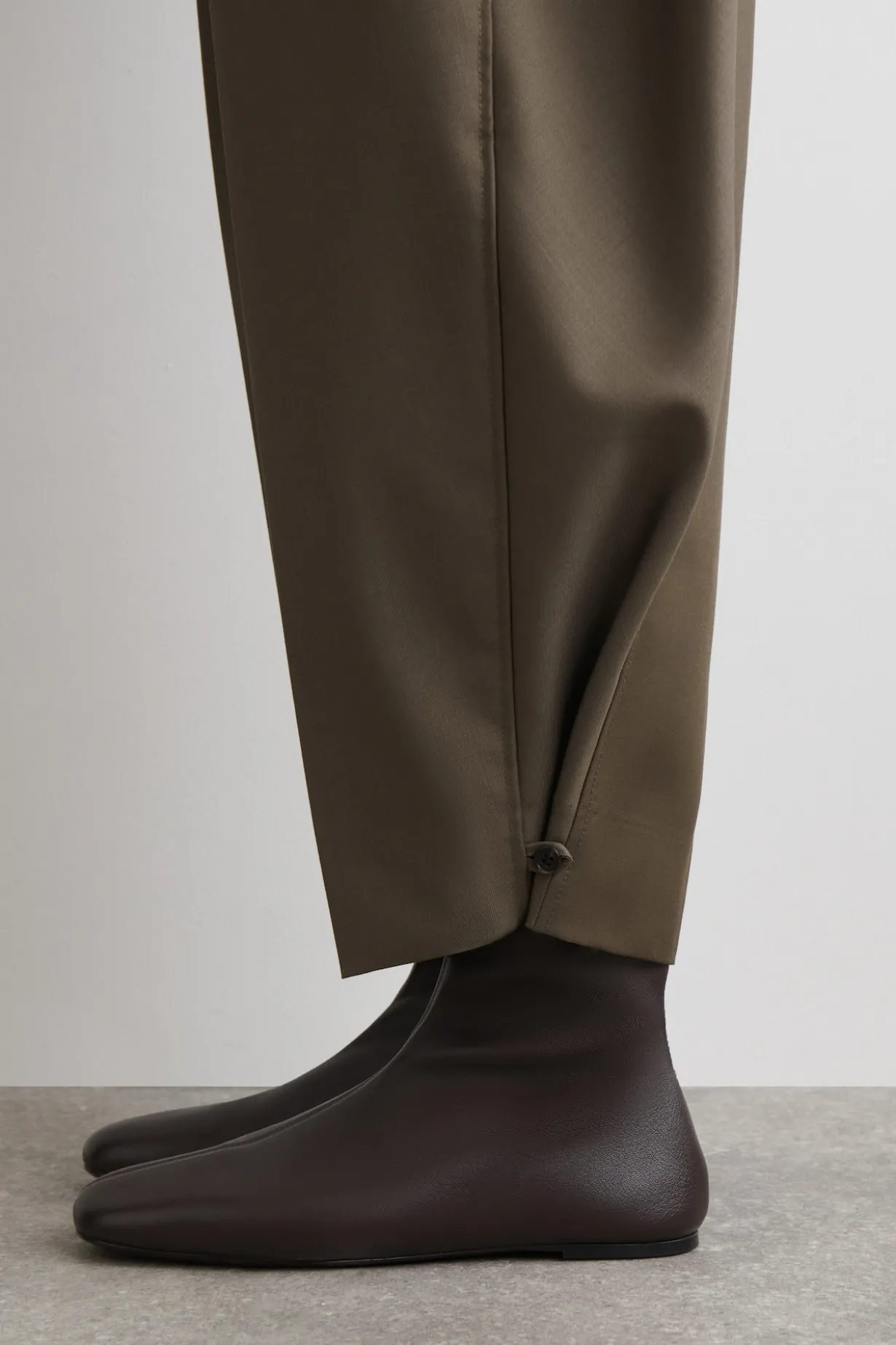 WOLLHOSE MIT BARREL-BEIN UND FALTEN