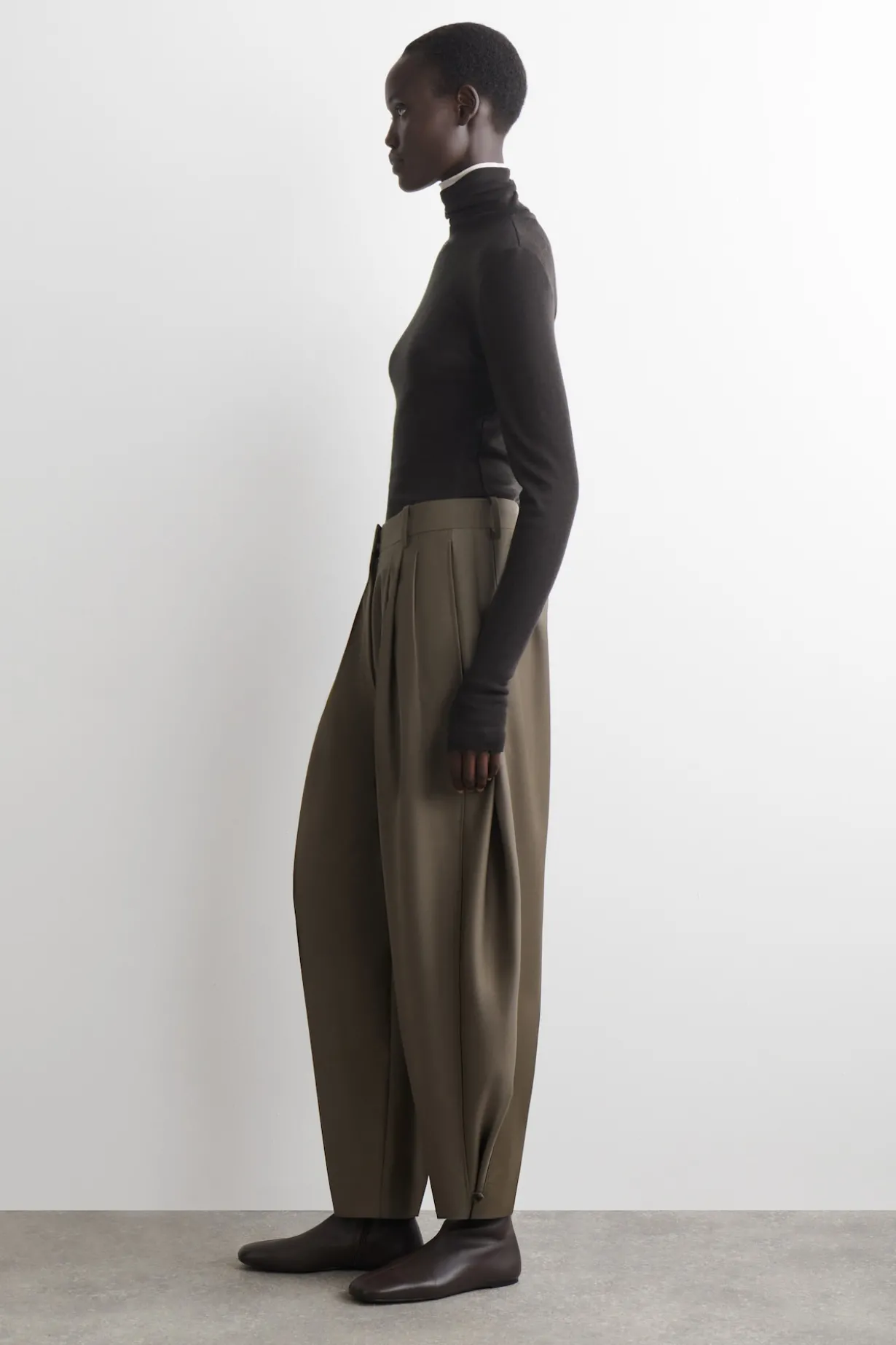 WOLLHOSE MIT BARREL-BEIN UND FALTEN