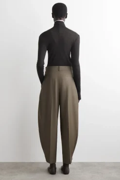 WOLLHOSE MIT BARREL-BEIN UND FALTEN