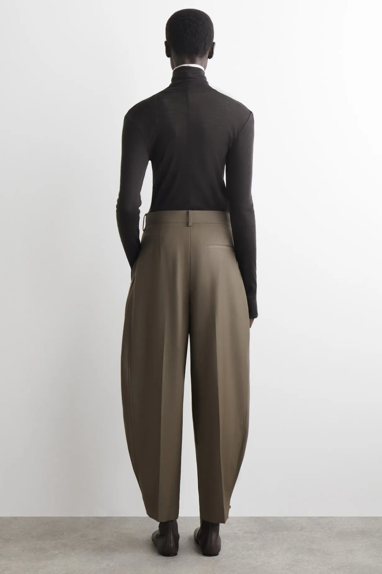 WOLLHOSE MIT BARREL-BEIN UND FALTEN
