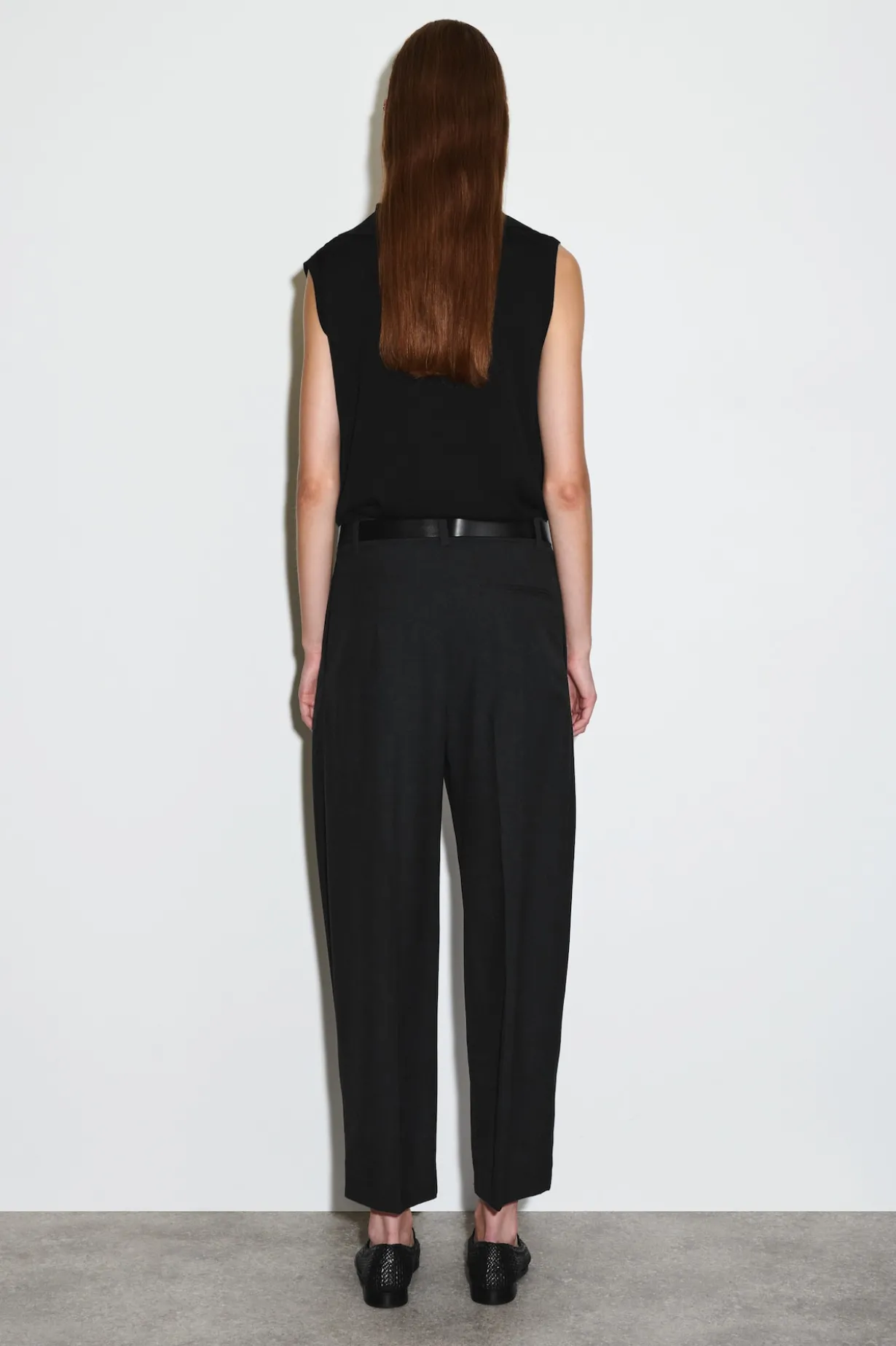 WOLLHOSE MIT BARREL-BEIN UND FALTEN