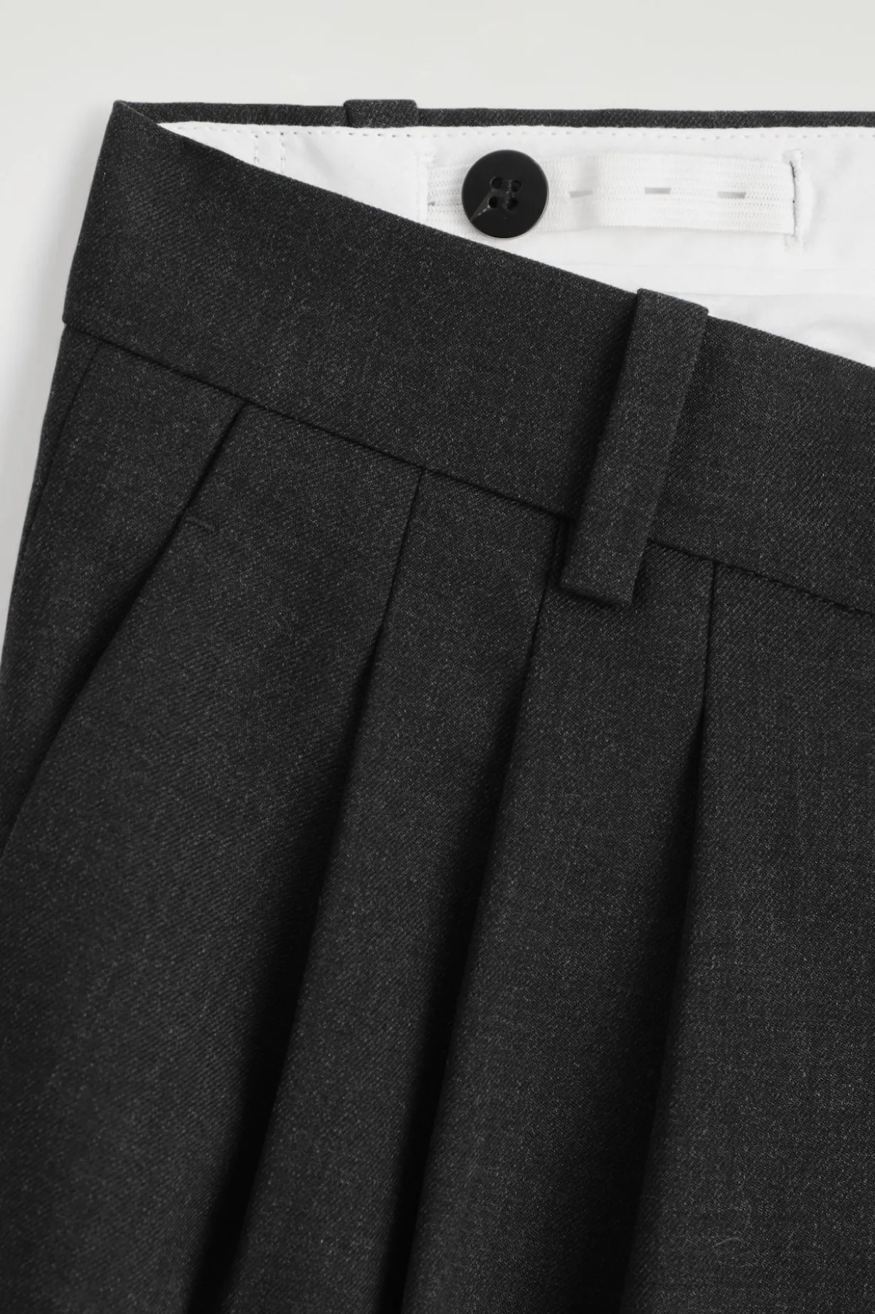 WOLLHOSE MIT BARREL-BEIN UND FALTEN