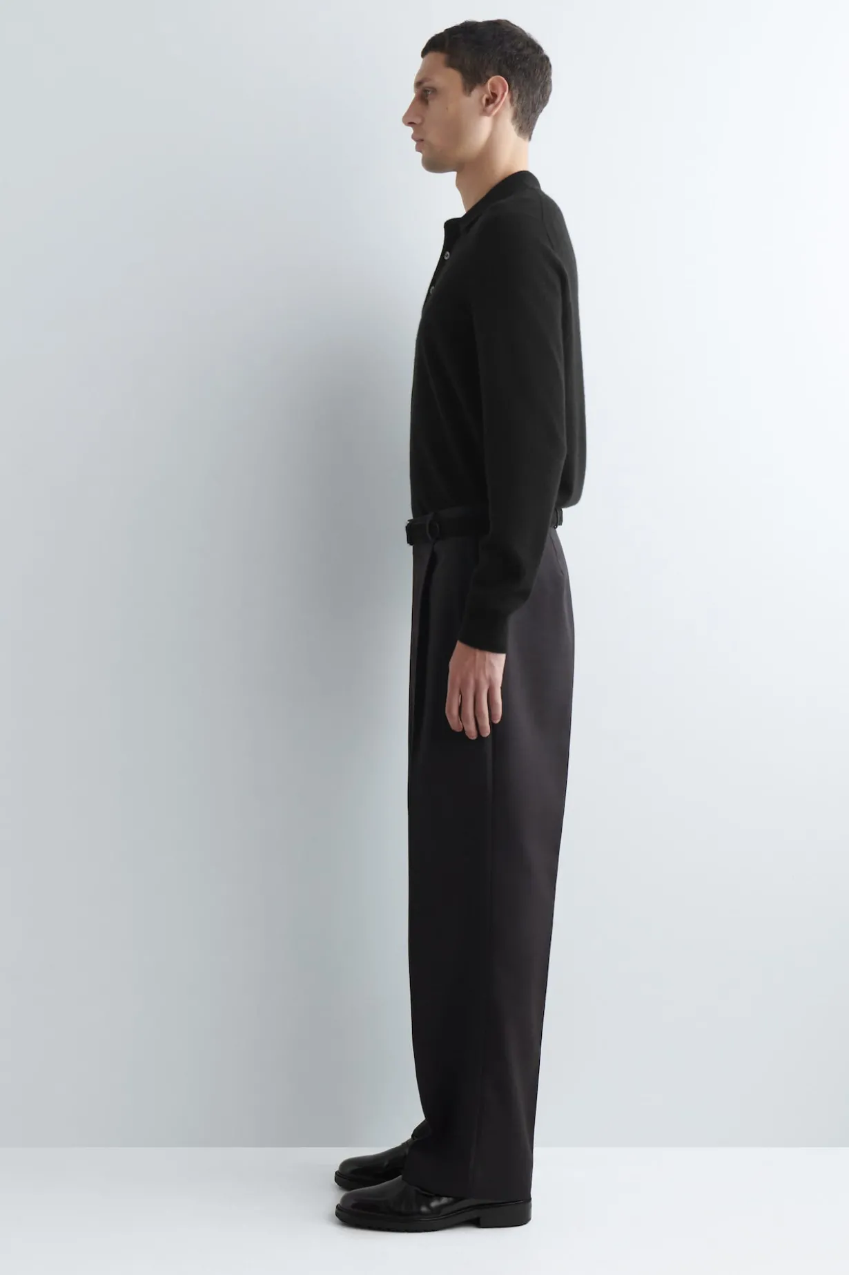 WOLLHOSE MIT BÜGELFALTEN