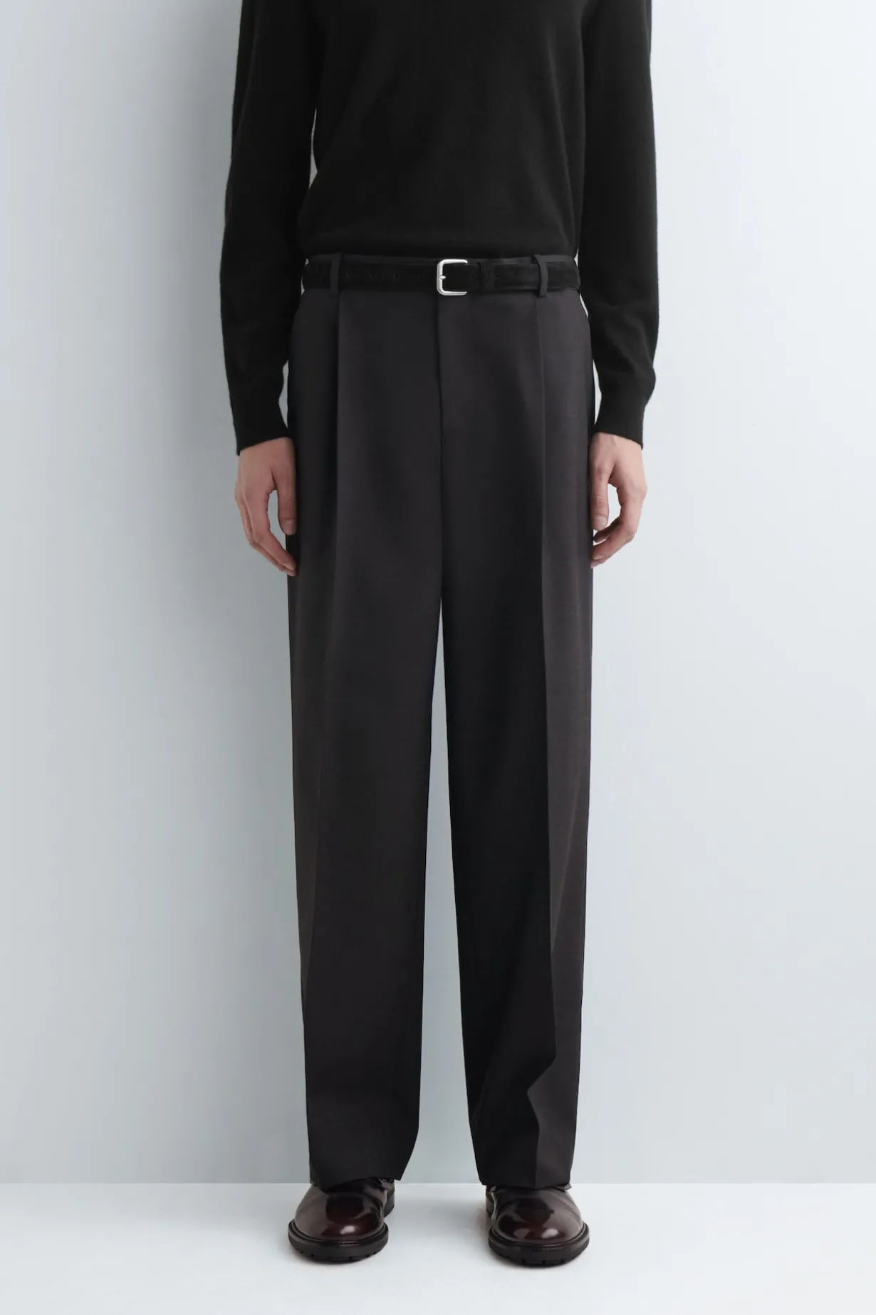 WOLLHOSE MIT BÜGELFALTEN