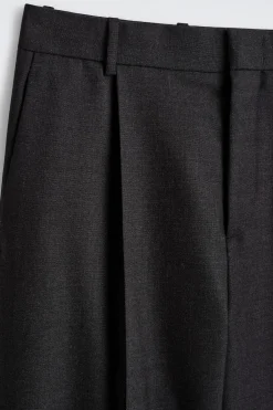 WOLLHOSE MIT BÜGELFALTEN