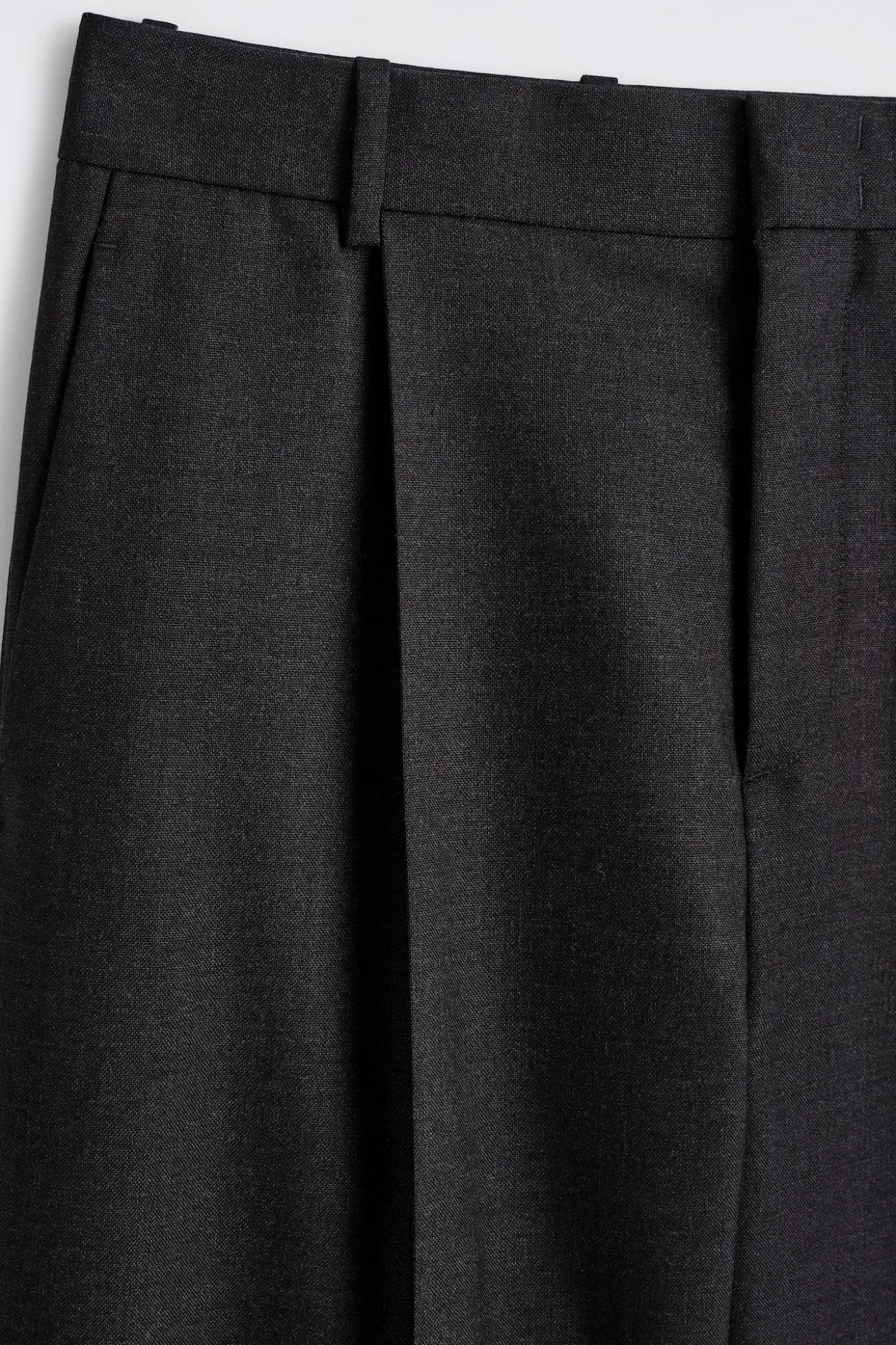 WOLLHOSE MIT BÜGELFALTEN