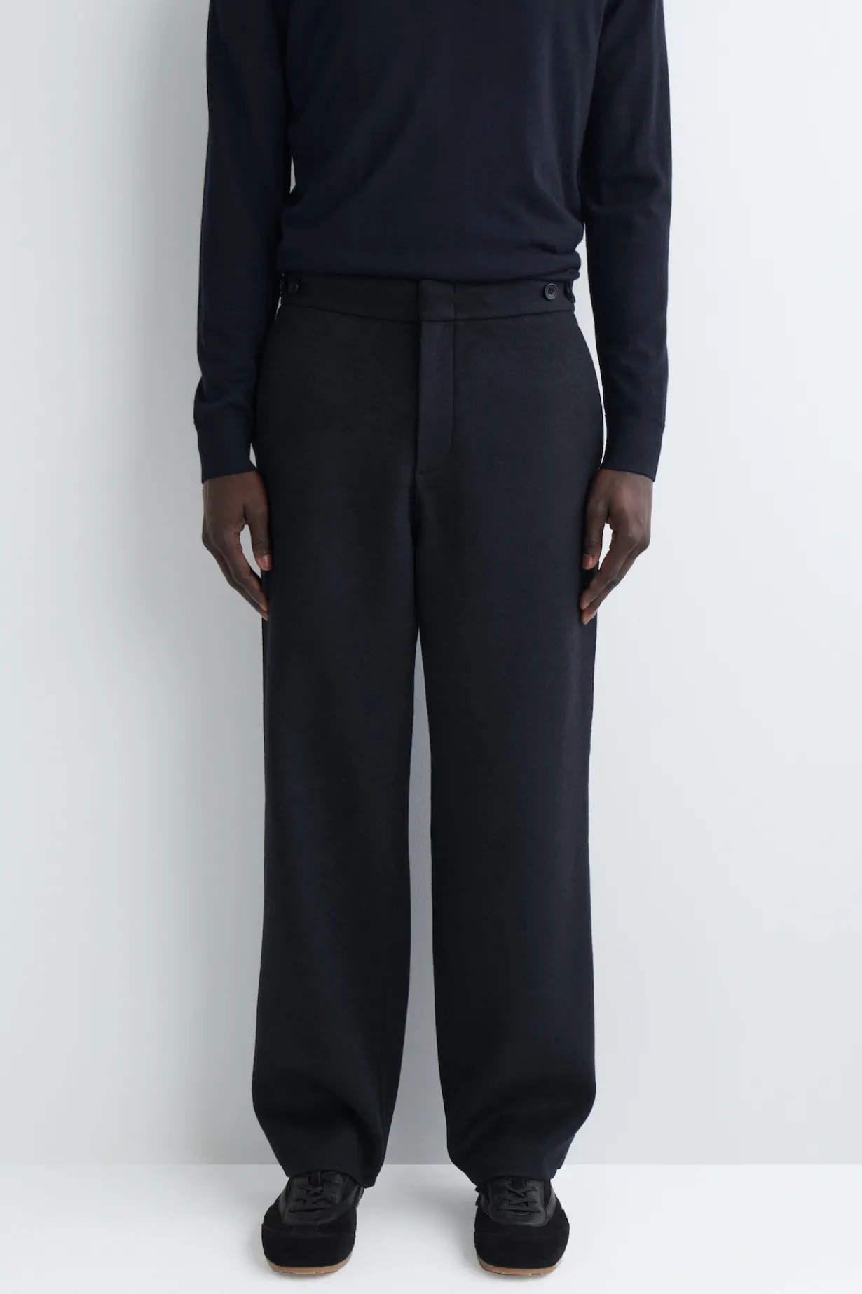 WOLLHOSE MIT SCHMAL ZULAUFENDEM BEIN