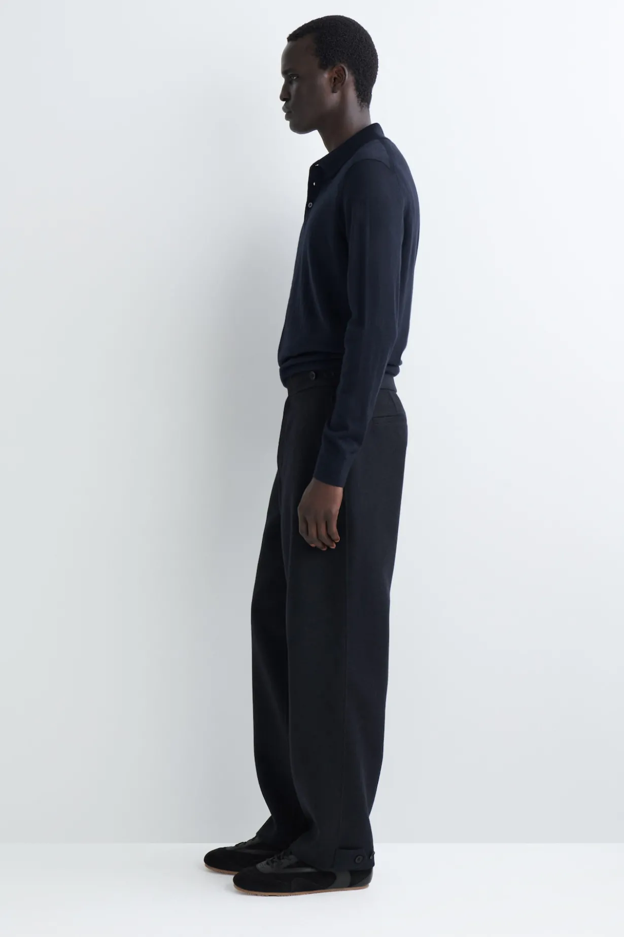 WOLLHOSE MIT SCHMAL ZULAUFENDEM BEIN