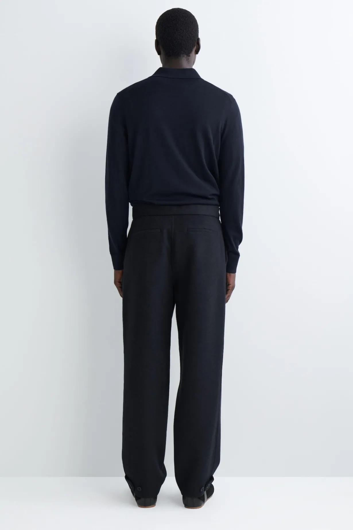 WOLLHOSE MIT SCHMAL ZULAUFENDEM BEIN
