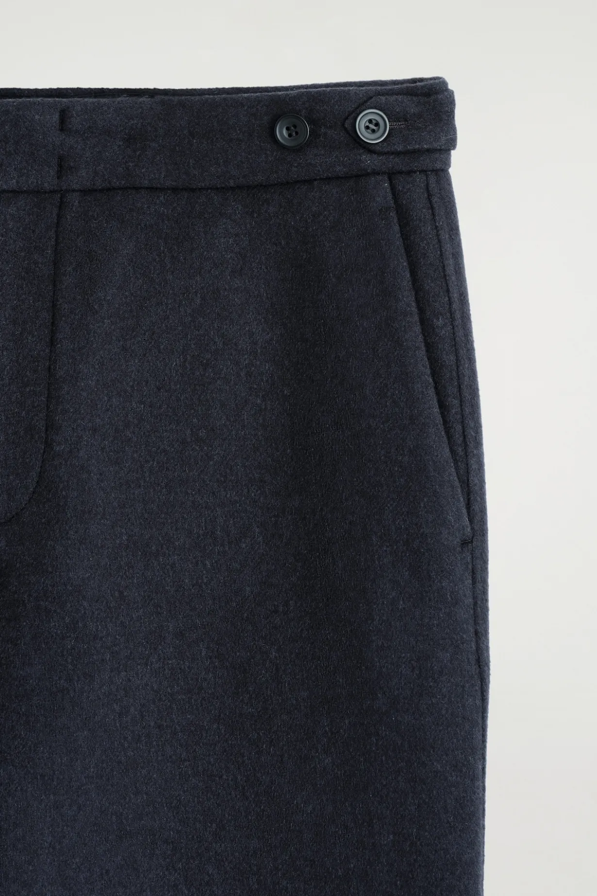 WOLLHOSE MIT SCHMAL ZULAUFENDEM BEIN